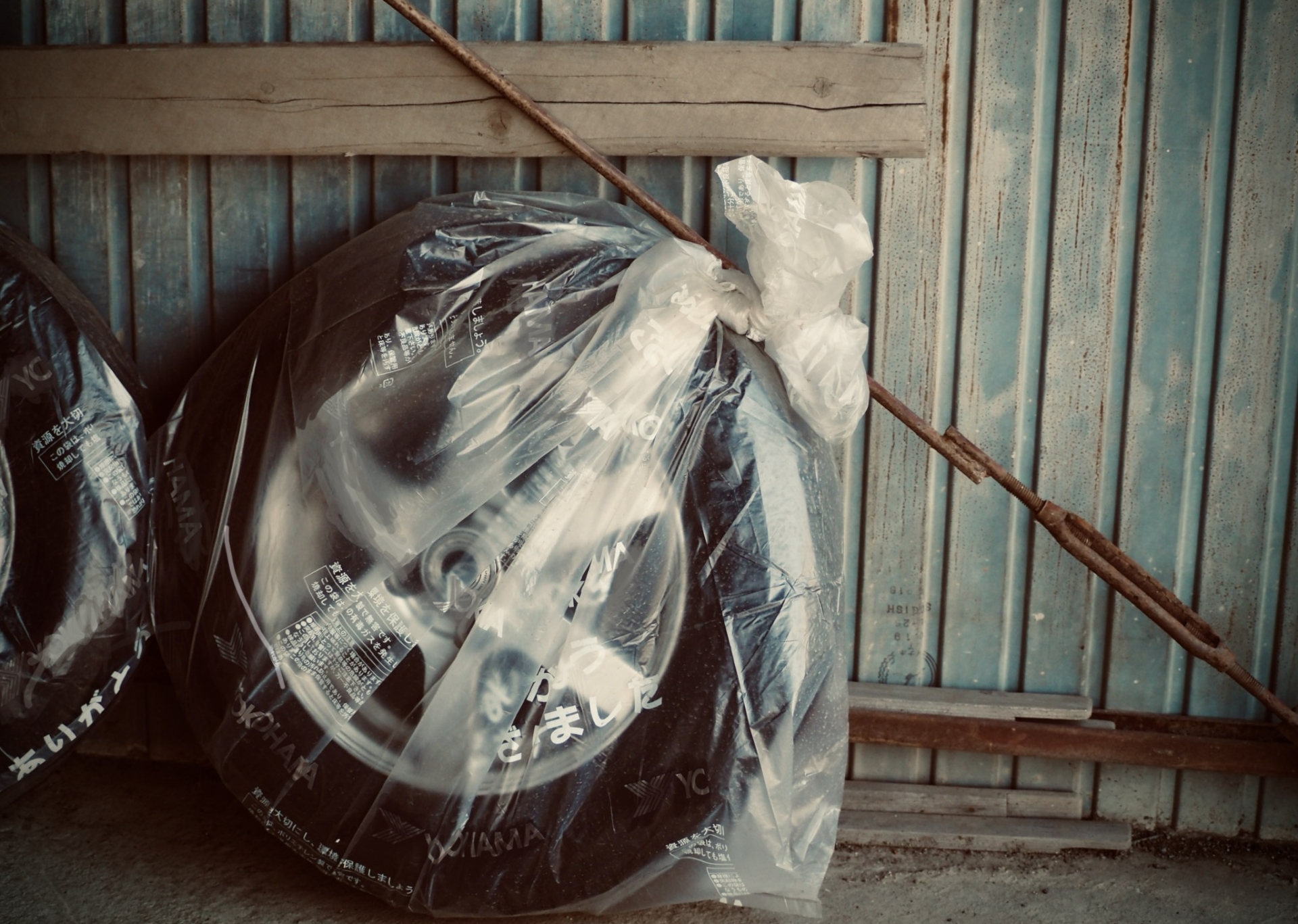 スタッドレスタイヤの正しい保管方法｜寿命を縮めないための完全ガイド