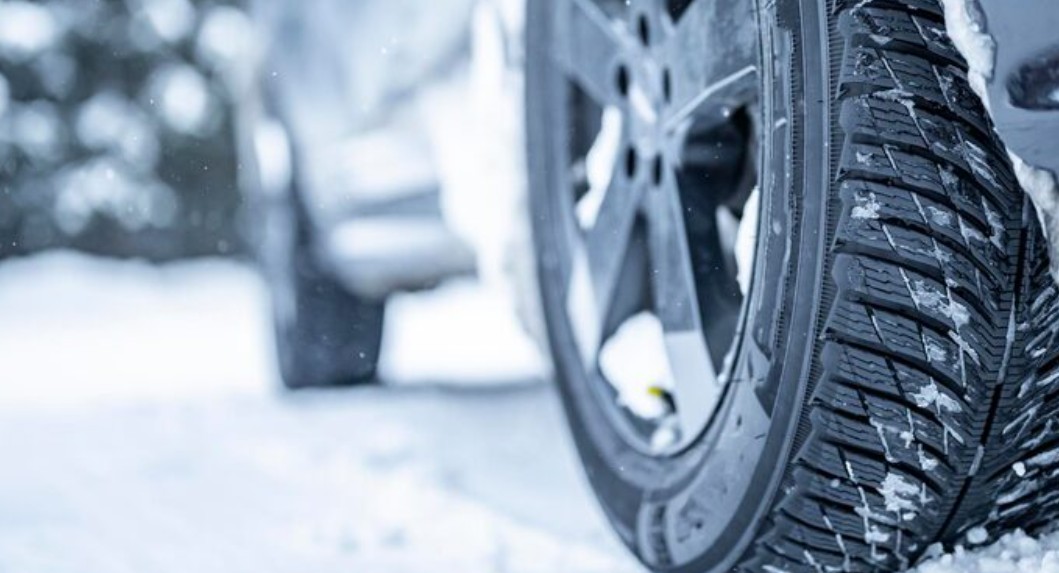 オールシーズンタイヤとスタッドレスの違い｜雪道で本当に使えるのはどっち？