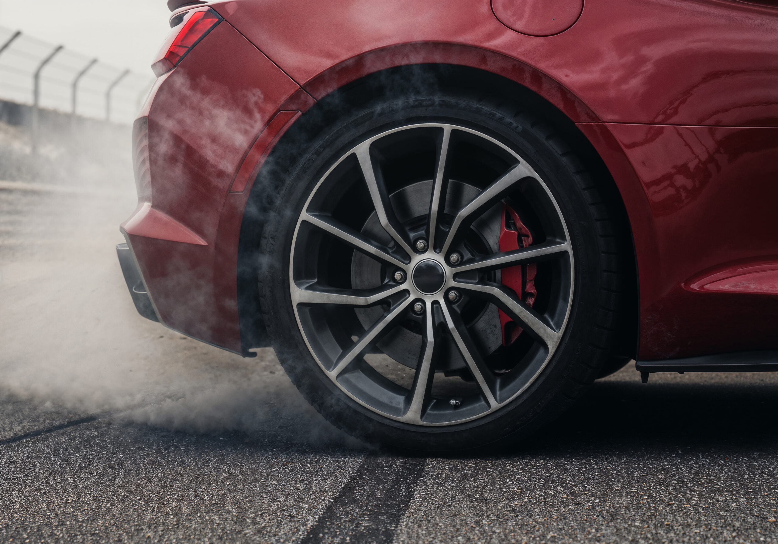 新品タイヤなのにうるさい理由｜交換後に後悔しないための原因と対策