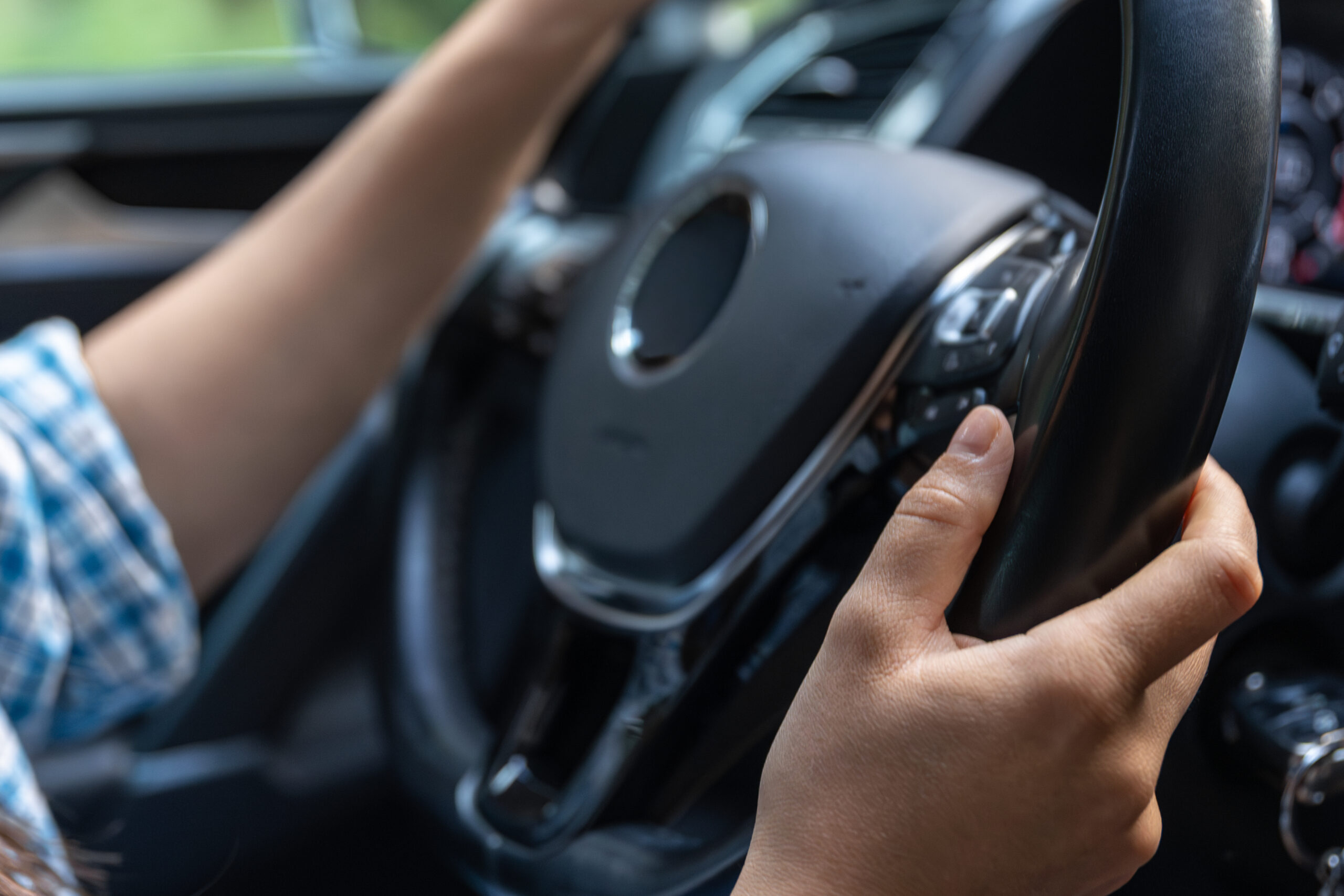 タイヤ交換後にハンドルがブレる原因とは？走行して大丈夫か判断基準を解説